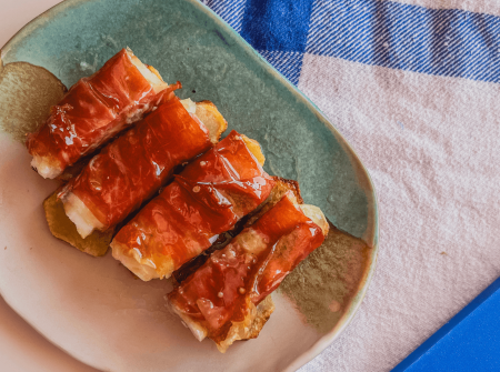 BACALAO CON JAMÓN CRUJIENTE Y SALSA DE MIEL.