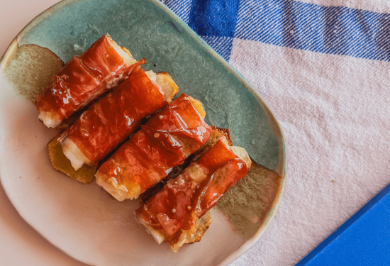 BACALAO CON JAMÓN CRUJIENTE Y SALSA DE MIEL.