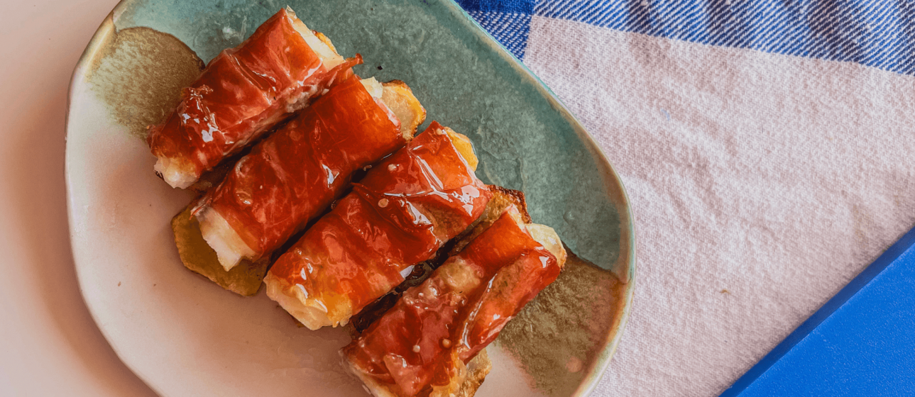 BACALAO CON JAMÓN CRUJIENTE Y SALSA DE MIEL.