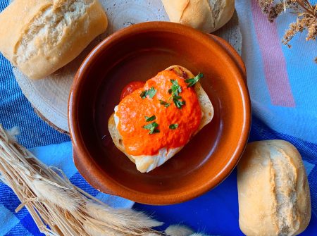Tosta de bacalao en salsa de pimientos del piquillo