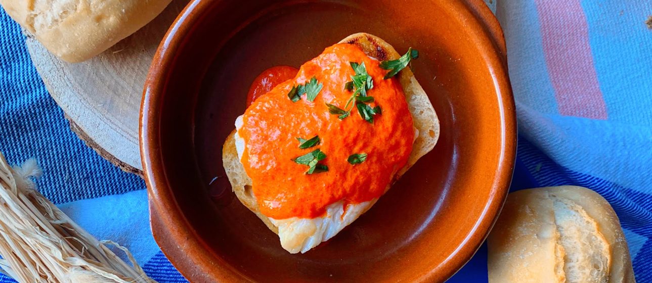 Tosta de bacalao en salsa de pimientos del piquillo